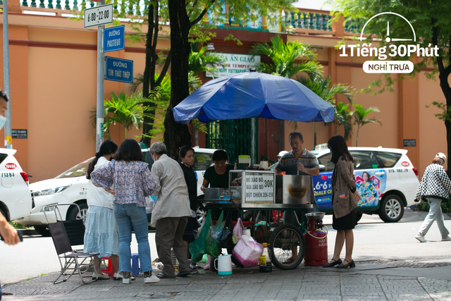 Dân văn phòng hạng sang tại Vincom và Saigon Centre giờ nghỉ trưa đội nắng la liệt ngoài vỉa hè dù công ty cách khu food court đỉnh nhất TP HCM chỉ vài bước chân! - Ảnh 18.