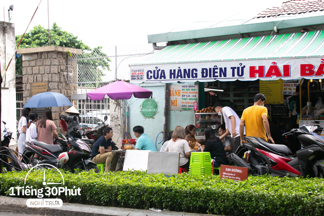 Dân văn phòng hạng sang tại Vincom và Saigon Centre giờ nghỉ trưa đội nắng la liệt ngoài vỉa hè dù công ty cách khu food court đỉnh nhất TP HCM chỉ vài bước chân! - Ảnh 20.