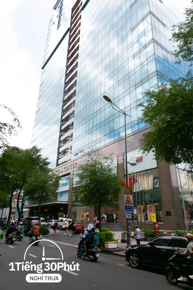 Dân văn phòng hạng sang tại Vincom và Saigon Centre giờ nghỉ trưa đội nắng la liệt ngoài vỉa hè dù công ty cách khu food court đỉnh nhất TP HCM chỉ vài bước chân! - Ảnh 3.