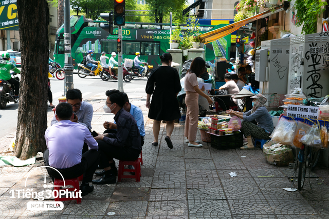 Dân văn phòng hạng sang tại Vincom và Saigon Centre giờ nghỉ trưa đội nắng la liệt ngoài vỉa hè dù công ty cách khu food court đỉnh nhất TP HCM chỉ vài bước chân! - Ảnh 21.