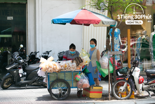 Dân văn phòng hạng sang tại Vincom và Saigon Centre giờ nghỉ trưa đội nắng la liệt ngoài vỉa hè dù công ty cách khu food court đỉnh nhất TP HCM chỉ vài bước chân! - Ảnh 22.