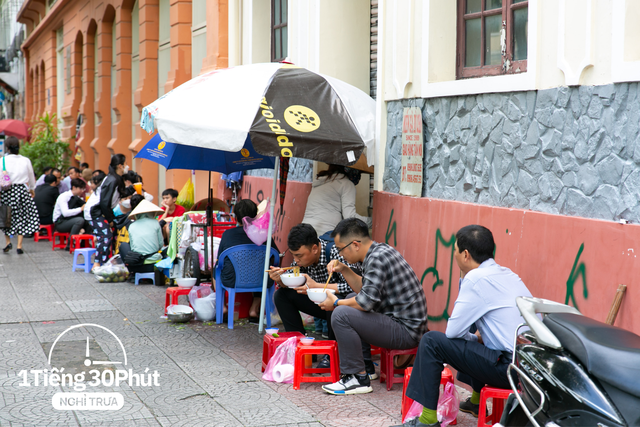 Dân văn phòng hạng sang tại Vincom và Saigon Centre giờ nghỉ trưa đội nắng la liệt ngoài vỉa hè dù công ty cách khu food court đỉnh nhất TP HCM chỉ vài bước chân! - Ảnh 23.