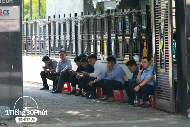 Dân văn phòng hạng sang tại Vincom và Saigon Centre giờ nghỉ trưa đội nắng la liệt ngoài vỉa hè dù công ty cách khu food court đỉnh nhất TP HCM chỉ vài bước chân! - Ảnh 24.