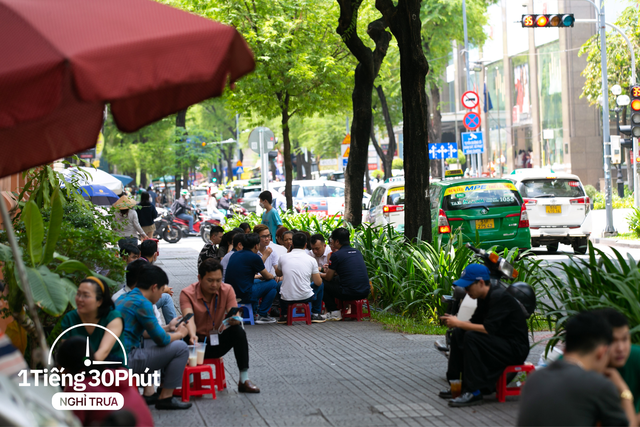 Dân văn phòng hạng sang tại Vincom và Saigon Centre giờ nghỉ trưa đội nắng la liệt ngoài vỉa hè dù công ty cách khu food court đỉnh nhất TP HCM chỉ vài bước chân! - Ảnh 26.