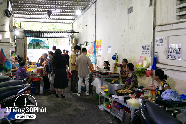 Dân văn phòng hạng sang tại Vincom và Saigon Centre giờ nghỉ trưa đội nắng la liệt ngoài vỉa hè dù công ty cách khu food court đỉnh nhất TP HCM chỉ vài bước chân! - Ảnh 27.