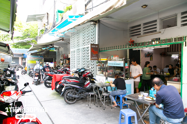 Dân văn phòng hạng sang tại Vincom và Saigon Centre giờ nghỉ trưa đội nắng la liệt ngoài vỉa hè dù công ty cách khu food court đỉnh nhất TP HCM chỉ vài bước chân! - Ảnh 29.