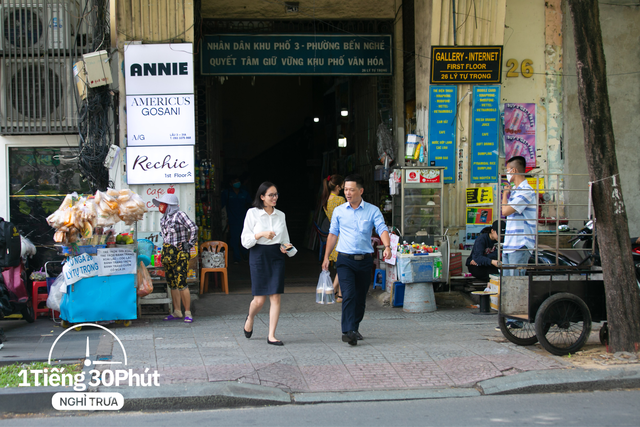 Dân văn phòng hạng sang tại Vincom và Saigon Centre giờ nghỉ trưa đội nắng la liệt ngoài vỉa hè dù công ty cách khu food court đỉnh nhất TP HCM chỉ vài bước chân! - Ảnh 30.