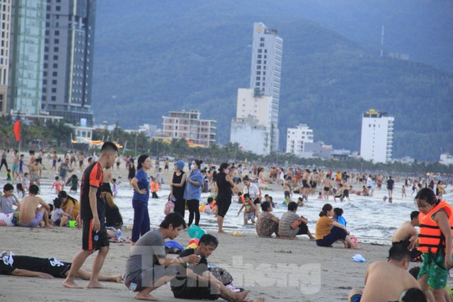  Nắng nóng gay gắt, biển Đà Nẵng đông nghịt người tắm giải nhiệt  - Ảnh 4.