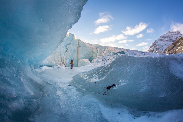 Nhiếp ảnh gia bất chấp gian khổ thám hiểm hệ thống hang động băng giá kỳ vĩ, vẻ đẹp trước mắt choáng ngợp đến khó tin - Ảnh 4.