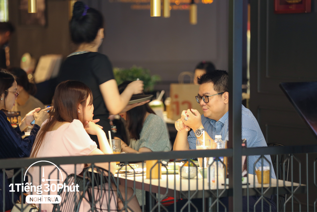 Dân văn phòng hạng sang tại Vincom và Saigon Centre giờ nghỉ trưa đội nắng la liệt ngoài vỉa hè dù công ty cách khu food court đỉnh nhất TP HCM chỉ vài bước chân! - Ảnh 4.
