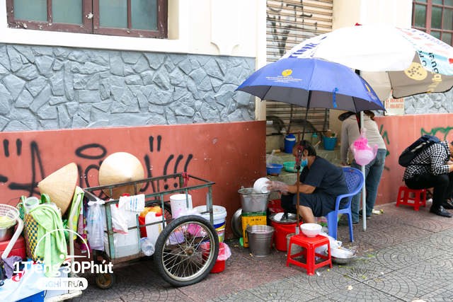 Dân văn phòng hạng sang tại Vincom và Saigon Centre giờ nghỉ trưa đội nắng la liệt ngoài vỉa hè dù công ty cách khu food court đỉnh nhất TP HCM chỉ vài bước chân! - Ảnh 33.