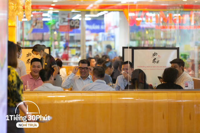 Dân văn phòng hạng sang tại Vincom và Saigon Centre giờ nghỉ trưa đội nắng la liệt ngoài vỉa hè dù công ty cách khu food court đỉnh nhất TP HCM chỉ vài bước chân! - Ảnh 5.