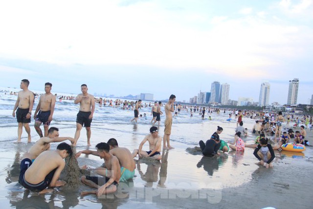  Nắng nóng gay gắt, biển Đà Nẵng đông nghịt người tắm giải nhiệt  - Ảnh 6.