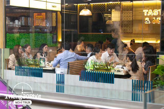 Dân văn phòng hạng sang tại Vincom và Saigon Centre giờ nghỉ trưa đội nắng la liệt ngoài vỉa hè dù công ty cách khu food court đỉnh nhất TP HCM chỉ vài bước chân! - Ảnh 6.