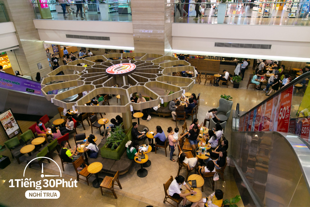 Dân văn phòng hạng sang tại Vincom và Saigon Centre giờ nghỉ trưa đội nắng la liệt ngoài vỉa hè dù công ty cách khu food court đỉnh nhất TP HCM chỉ vài bước chân! - Ảnh 7.