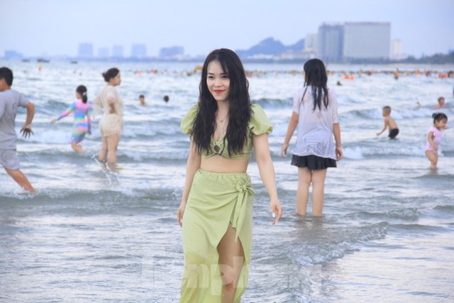  Nắng nóng gay gắt, biển Đà Nẵng đông nghịt người tắm giải nhiệt  - Ảnh 8.