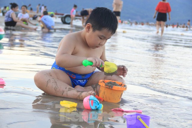  Nắng nóng gay gắt, biển Đà Nẵng đông nghịt người tắm giải nhiệt  - Ảnh 9.