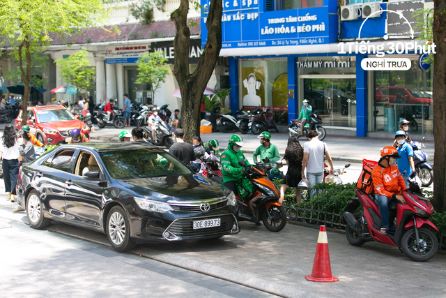 Dân văn phòng hạng sang tại Vincom và Saigon Centre giờ nghỉ trưa đội nắng la liệt ngoài vỉa hè dù công ty cách khu food court đỉnh nhất TP HCM chỉ vài bước chân! - Ảnh 9.