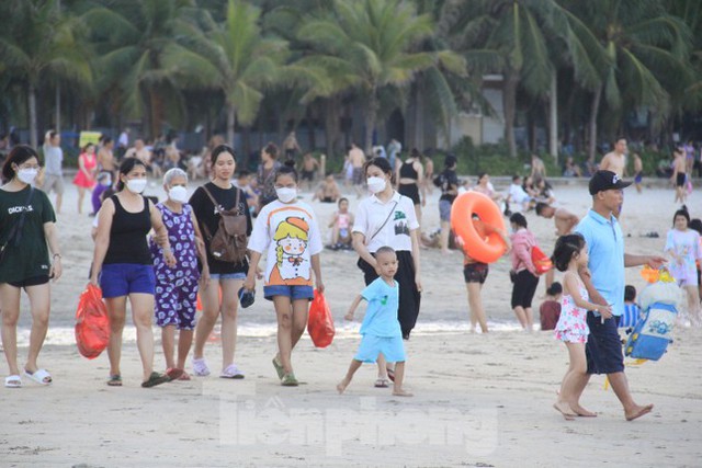  Nắng nóng gay gắt, biển Đà Nẵng đông nghịt người tắm giải nhiệt  - Ảnh 10.