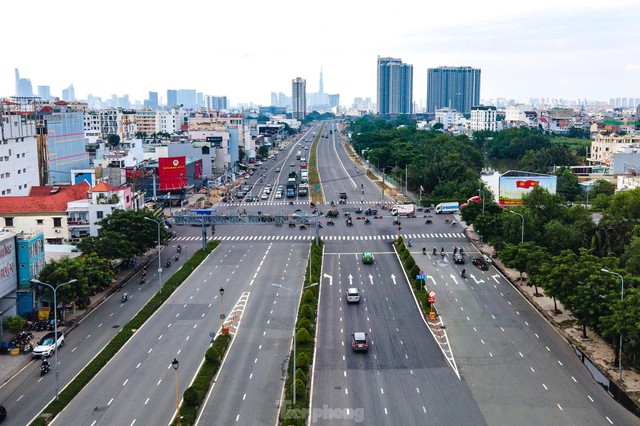 Cận cảnh đường Nguyễn Văn Linh được nâng cấp từ 6 lên 10 làn xe - Ảnh 1.