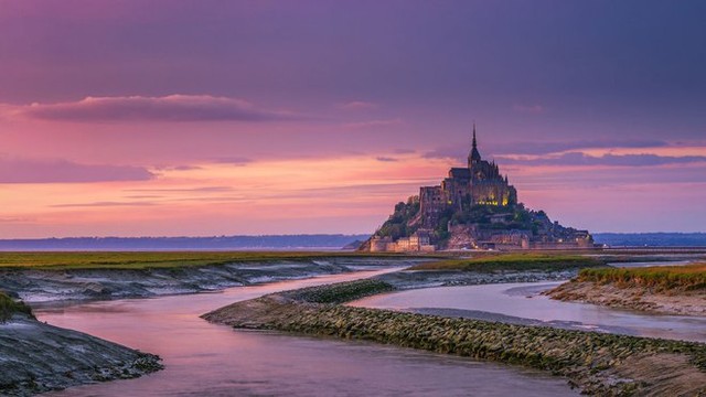 Ngắm lâu đài trên biển có thật ở nước Pháp: Khung cảnh cổ tích choáng ngợp chỉ hiện ra đúng một buổi trong ngày - Ảnh 1.