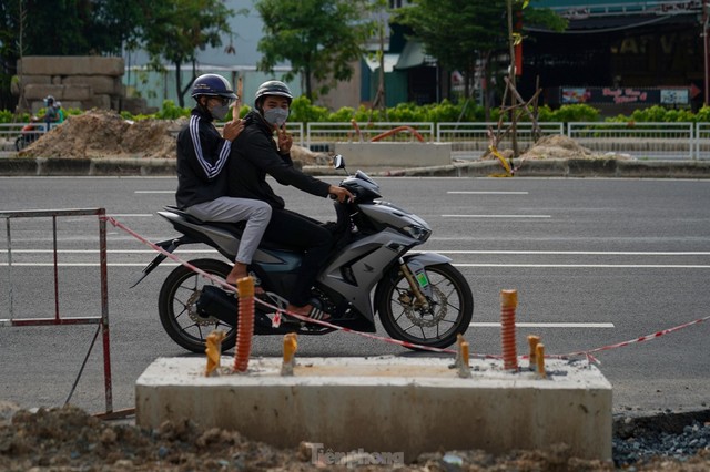 Cận cảnh đường Nguyễn Văn Linh được nâng cấp từ 6 lên 10 làn xe - Ảnh 13.