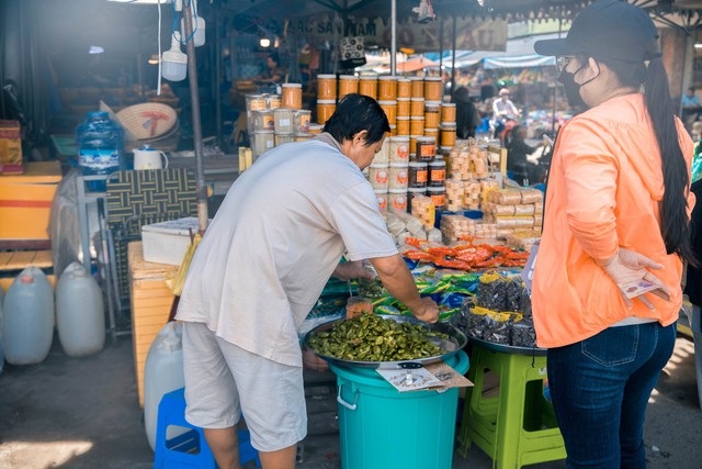 Ở miền Tây có một nơi được mệnh danh là VƯƠNG QUỐC MẮM, nức tiếng với hàng trăm loại mắm làm từ cá đến rau củ - Ảnh 20.