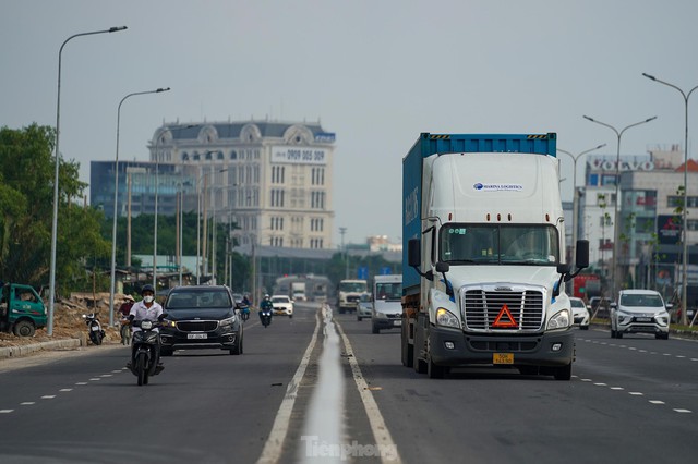 Cận cảnh đường Nguyễn Văn Linh được nâng cấp từ 6 lên 10 làn xe - Ảnh 5.