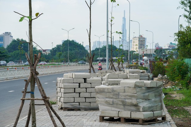 Cận cảnh đường Nguyễn Văn Linh được nâng cấp từ 6 lên 10 làn xe - Ảnh 8.