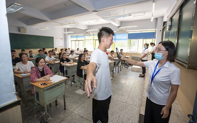 Chuyện 2 trường đại học danh giá bậc nhất Trung Quốc tranh giành thủ khoa: Gọi điện "đặt cọc" trước, ngồi chờ điểm với học sinh, sợ chậm chỉ 1 phút là mất nhân tài