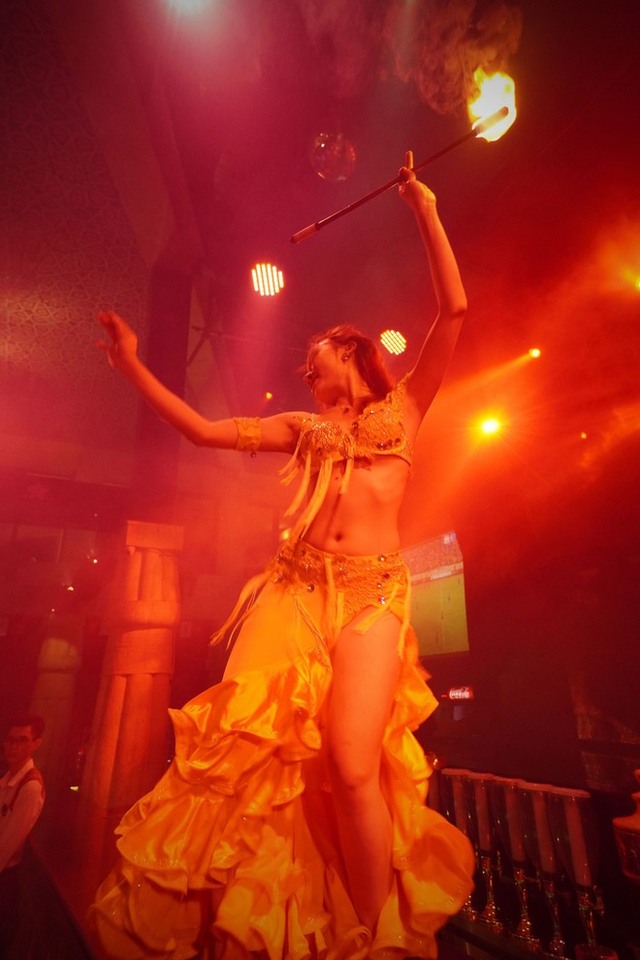 Nữ vũ công múa lửa: Khi cơ thể chai sần vết sẹo và những cám dỗ phía sau sân khấu - Ảnh 2.