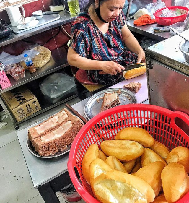  Những tiệm bánh mì thơm ngon “số dzách” ở Việt Nam được báo nước ngoài khen ngợi hết lời, khách Tây ghé mua nườm nượp  - Ảnh 12.