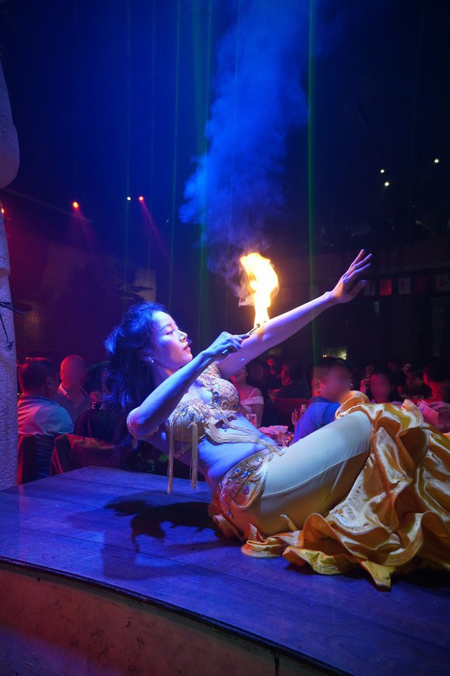 Nữ vũ công múa lửa: Khi cơ thể chai sần vết sẹo và những cám dỗ phía sau sân khấu - Ảnh 3.