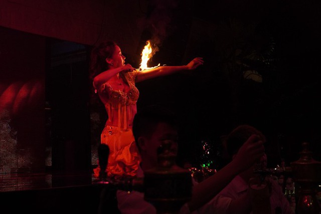 Nữ vũ công múa lửa: Khi cơ thể chai sần vết sẹo và những cám dỗ phía sau sân khấu - Ảnh 9.