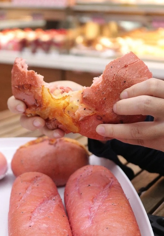  Những tiệm bánh mì thơm ngon “số dzách” ở Việt Nam được báo nước ngoài khen ngợi hết lời, khách Tây ghé mua nườm nượp  - Ảnh 10.