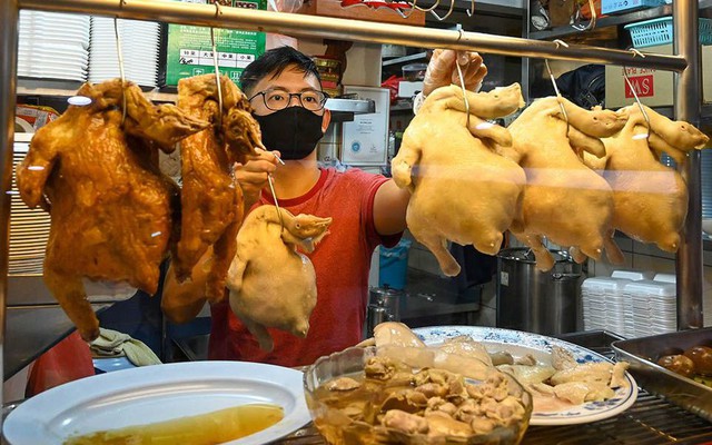 Khủng hoảng cơm gà Singapore: "Nhà giàu cũng phải khóc" trước nguy cơ thiếu ăn đang đe dọa cả thế giới