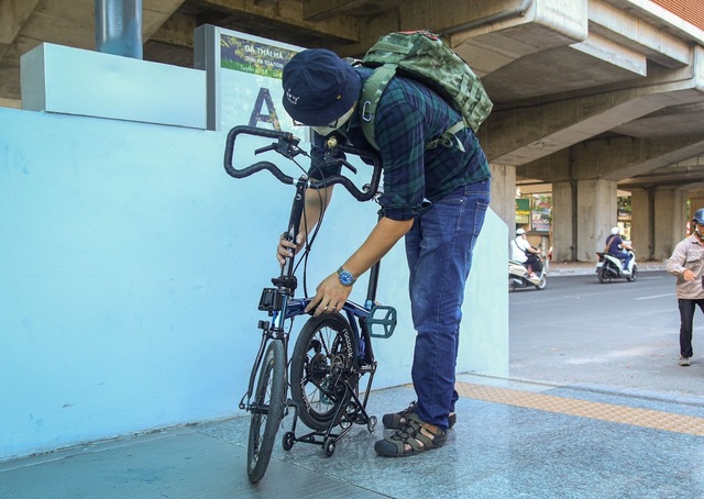  Dân văn phòng bỏ xe máy, mang xe đạp gấp lên tàu điện Cát Linh - Hà Đông - Ảnh 1.
