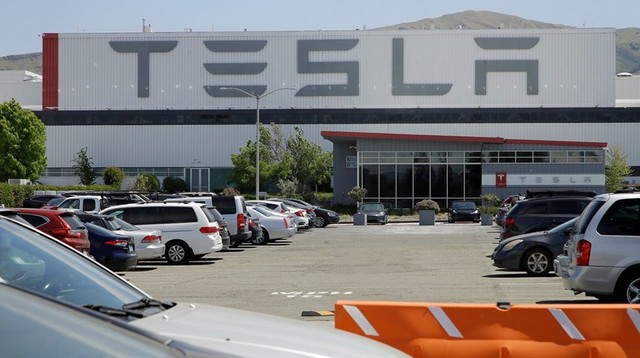  Nhân viên Tesla không có bàn làm việc, khủng hoảng sau tuyên bố của Elon Musk - Ảnh 1.