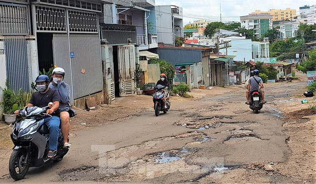  Cận cảnh đường trăm tỷ đầy ổ voi, ổ gà giữa lòng thành phố Buôn Ma Thuột  - Ảnh 2.