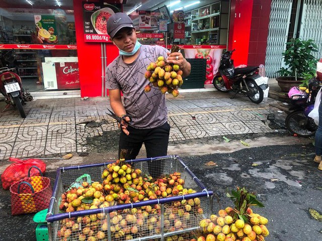  Trái cây vào hè: Sầu riêng rớt giá, vải đầu mùa rẻ bất ngờ  - Ảnh 2.