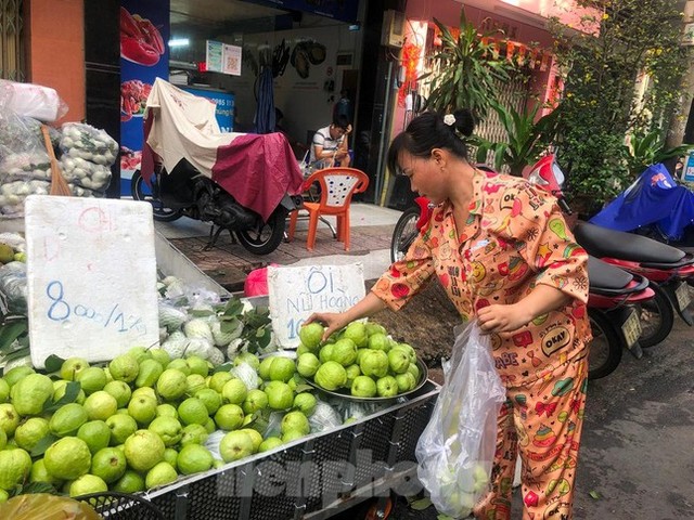  Trái cây vào hè: Sầu riêng rớt giá, vải đầu mùa rẻ bất ngờ  - Ảnh 11.