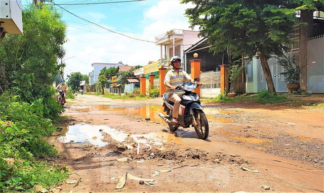  Cận cảnh đường trăm tỷ đầy ổ voi, ổ gà giữa lòng thành phố Buôn Ma Thuột  - Ảnh 5.