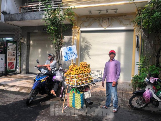  Trái cây vào hè: Sầu riêng rớt giá, vải đầu mùa rẻ bất ngờ  - Ảnh 5.