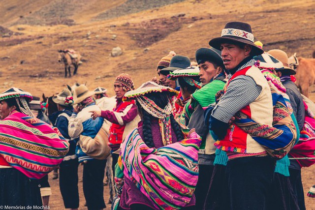  Núi Vinicunca: Kỳ quan thiên nhiên đáng kinh ngạc, đẹp đến nỗi được mệnh danh là cầu vồng siêu thực nhất hành tinh  - Ảnh 8.