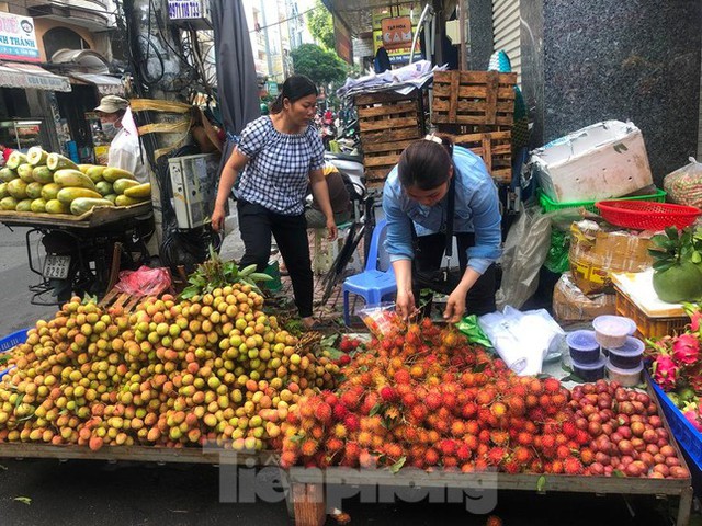  Trái cây vào hè: Sầu riêng rớt giá, vải đầu mùa rẻ bất ngờ  - Ảnh 10.