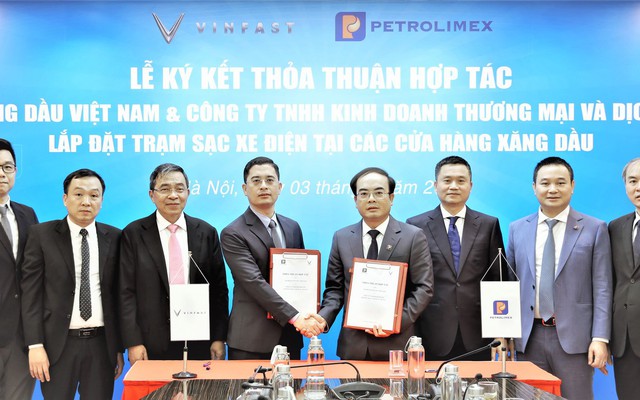 VinFast ký thỏa thuận hợp tác lắp đặt trạm sạc xe điện tại cửa hàng xăng dầu của Petrolimex