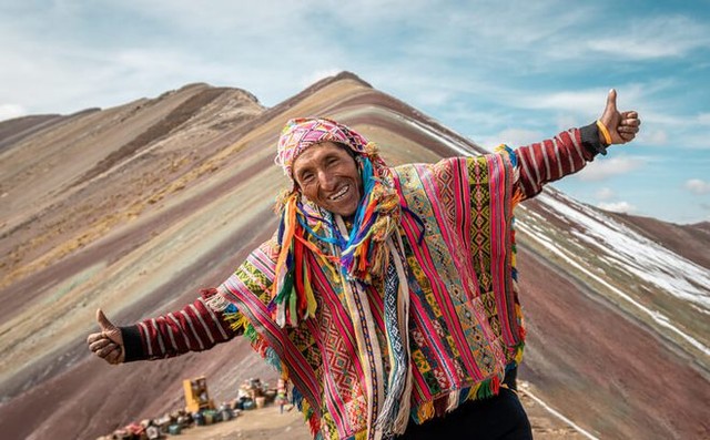 Núi Vinicunca: Kỳ quan thiên nhiên đáng kinh ngạc, đẹp đến nỗi được mệnh danh là cầu vồng siêu thực nhất hành tinh - Ảnh 2.