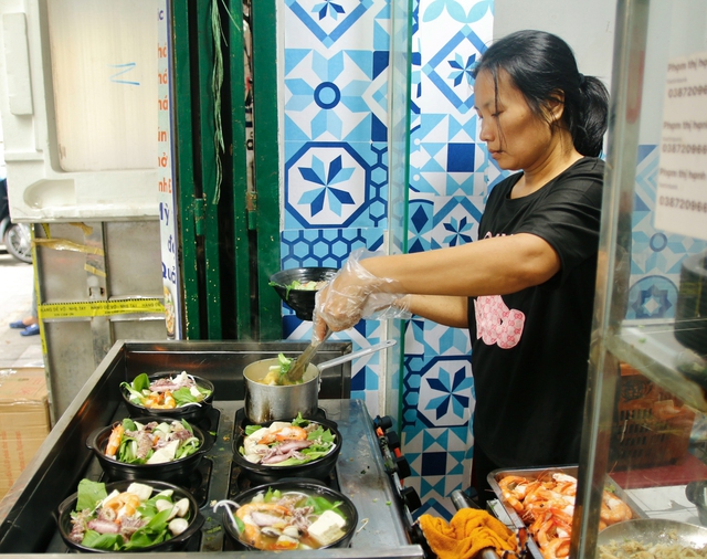  Hà Nội: Quán mì hải sản bán bằng niêu, doanh thu cả tỷ đồng mỗi tháng  - Ảnh 4.