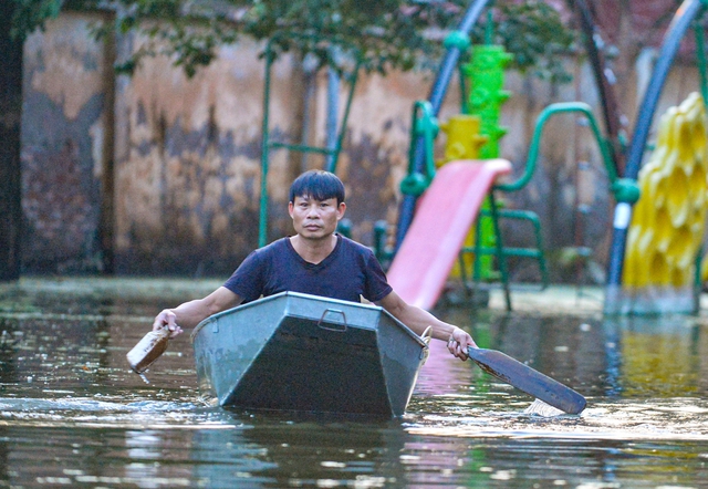 Hà Nội: Một tuần sau mưa lớn, cuộc sống của hàng trăm người dân ở quận Tây Hồ vẫn đảo lộn do ngập sâu - Ảnh 9.