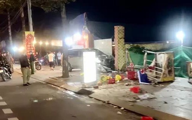 TP Biên Hoà: Kinh hoàng ôtô tông thương vong 3 người trong gia đình đang ăn ốc